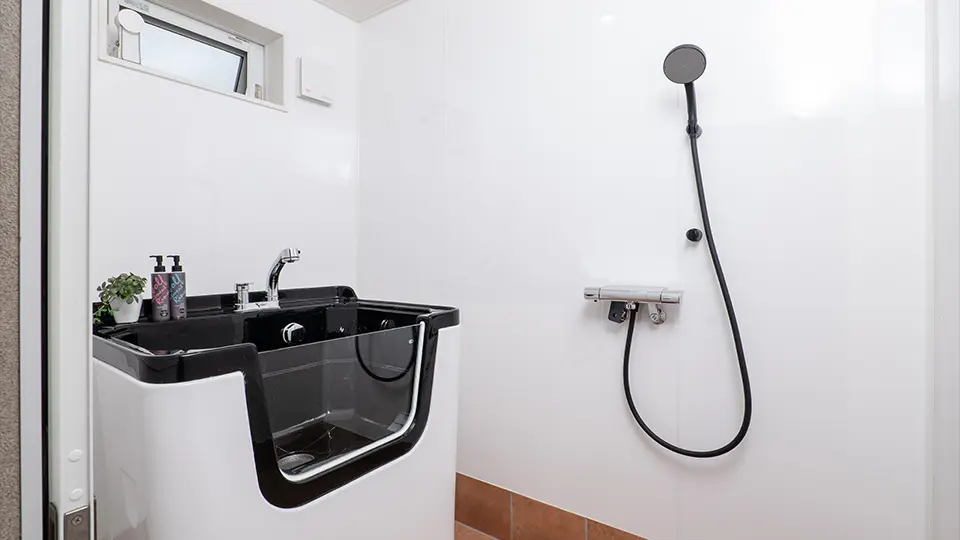 写真：愛犬も一緒にご利用いただける温水シャワー