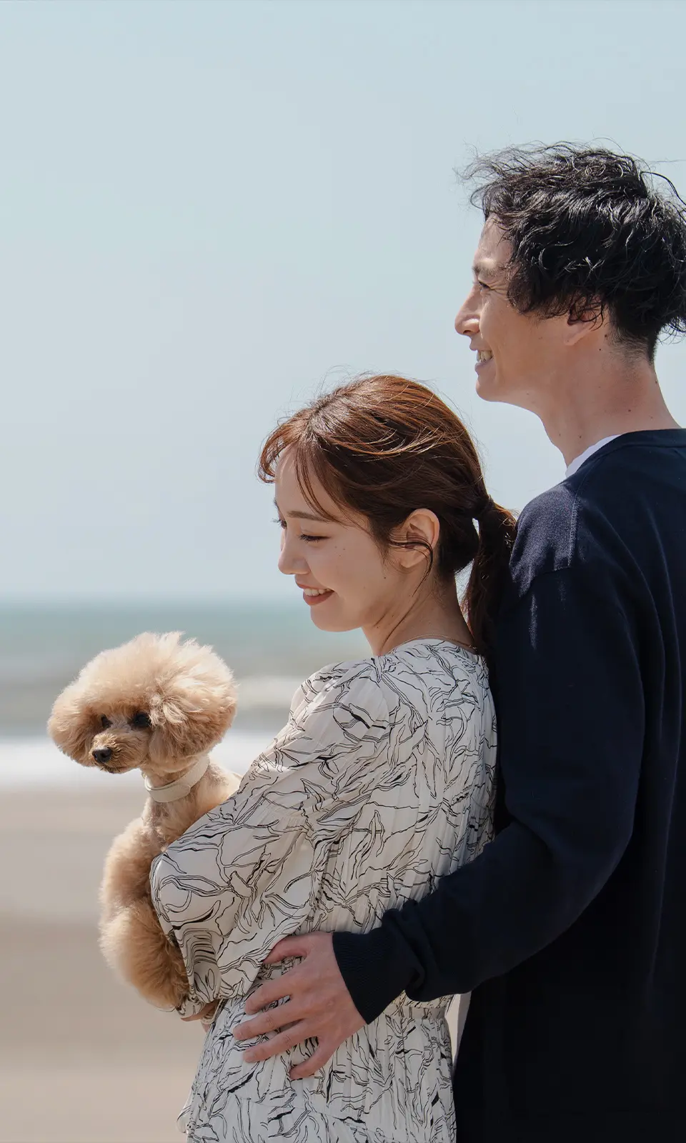 写真：愛犬と浜辺で遊ぶ